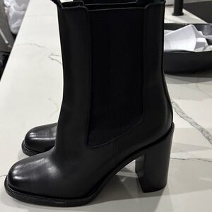 Arket Black Leather healed. Chelsea boots. Made in Italy. Like new. 39.